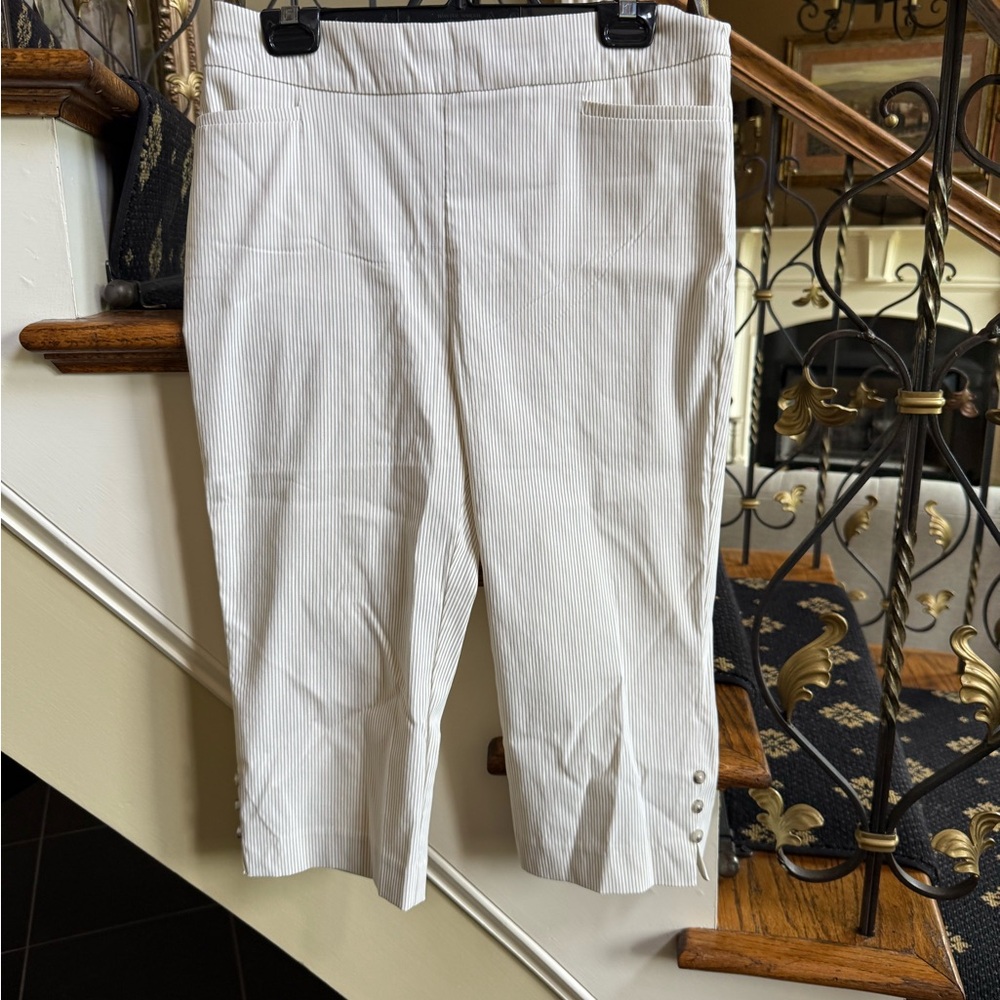 Chico’s EUC pinstriped crops. Buttons side leg. Pockets. Size 0.5